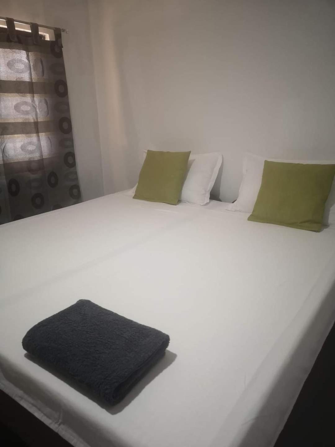Rain Haven Lodging House Корон Екстериор снимка